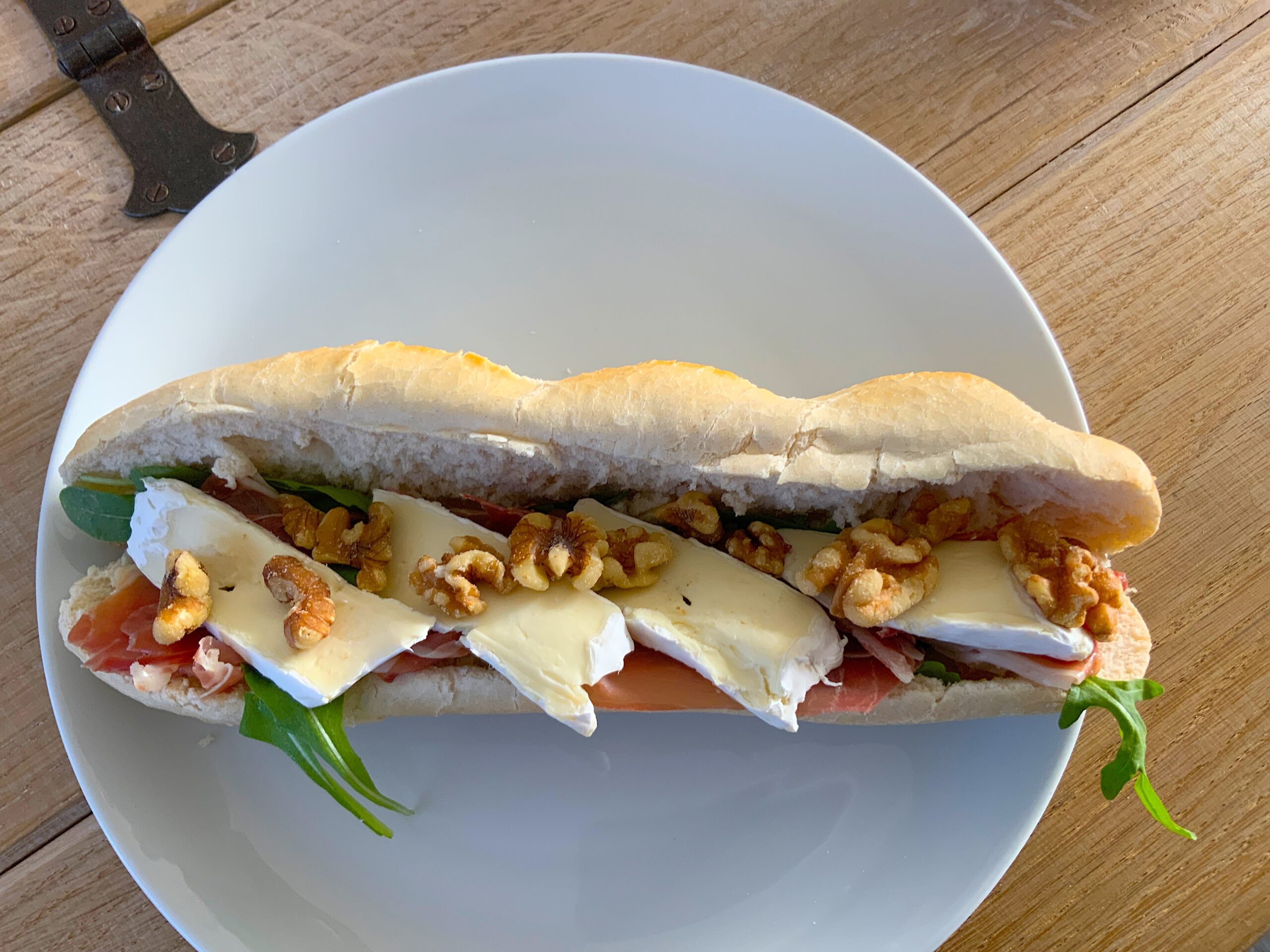 Belegtes Baguette mit Brie, Schinken, Honig & Walnüssen