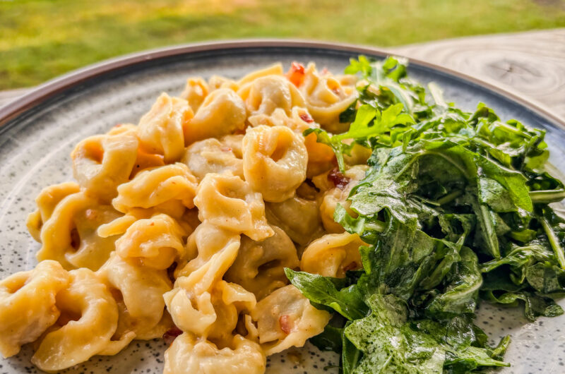 Tortellini Carbonara mit Rucola-Salat