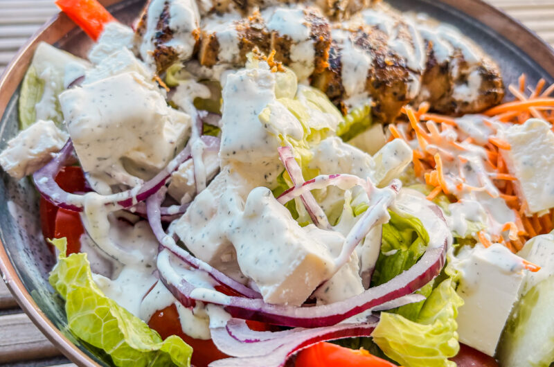 Griechische Platte im Camper mit Hähnchen, frischem Salat und Tzatziki – Family Nomads Camperfood
